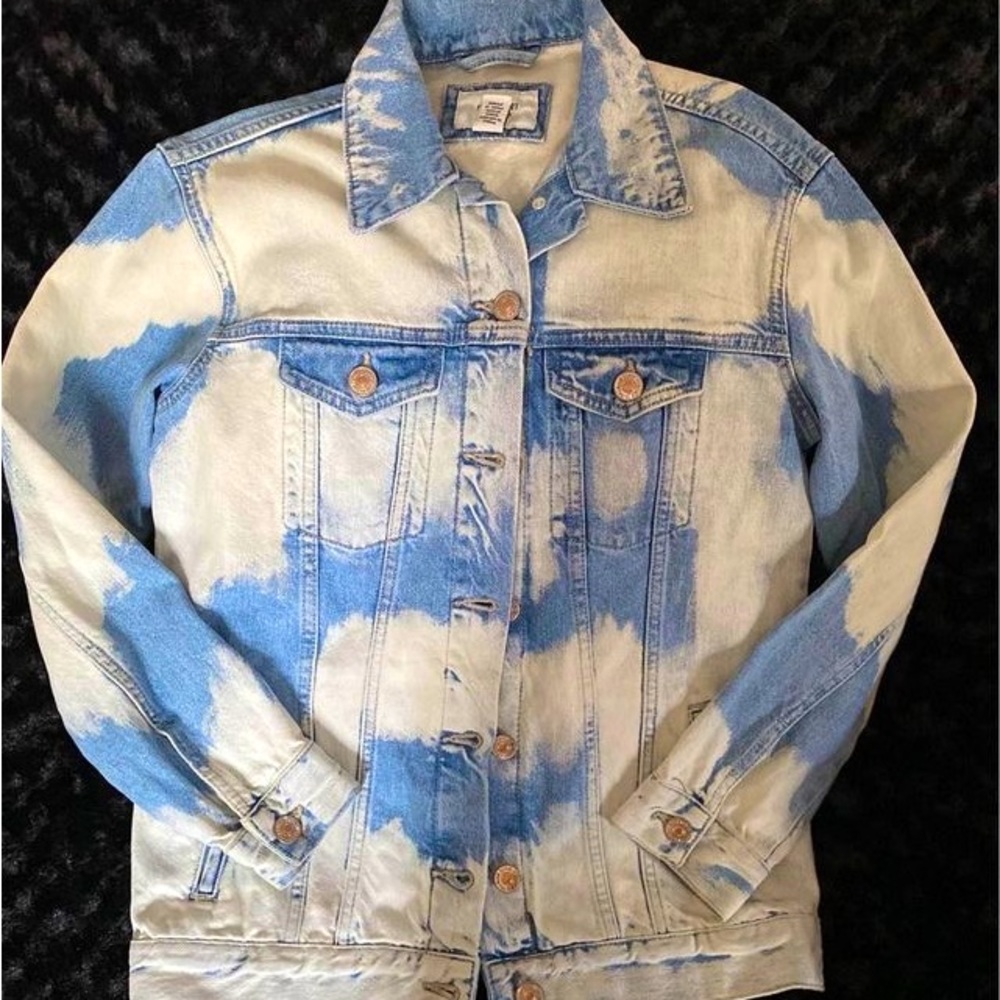 FOREVER 21 BLEACHED JEAN JACKET SIZE SMALL